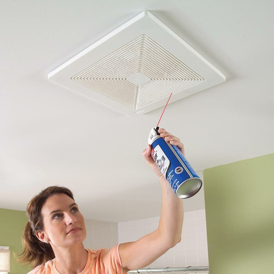 Une bombe d'air comprimé dirigée vers une grille de ventilation.