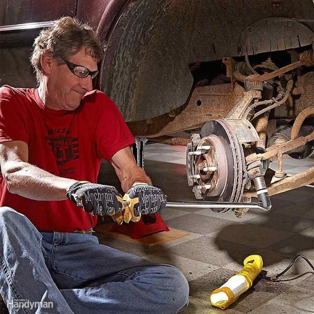 Un boulon rouillé en cours de nettoyage