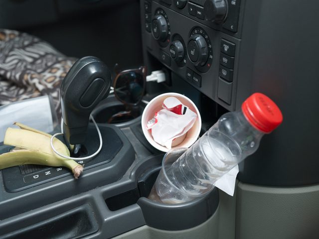 Intérieur de voiture rempli de déchets