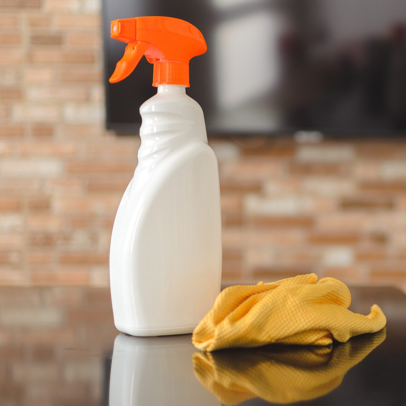 Nettoyage d'un plan de travail de cuisine.