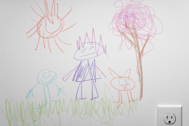 traces de crayon sur le papier peint