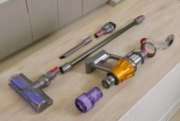 Aspirateur Dyson démonté pour nettoyage