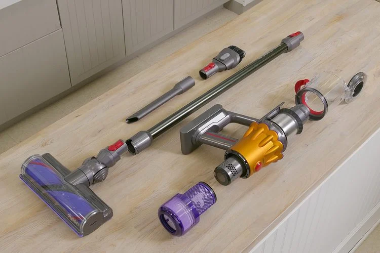 Aspirateur Dyson démonté pour nettoyage