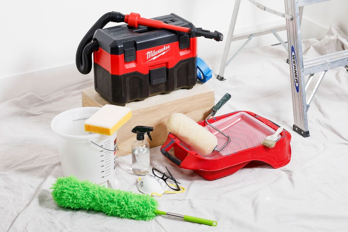 Protection des meubles avec une bâche avant de nettoyer un plafond