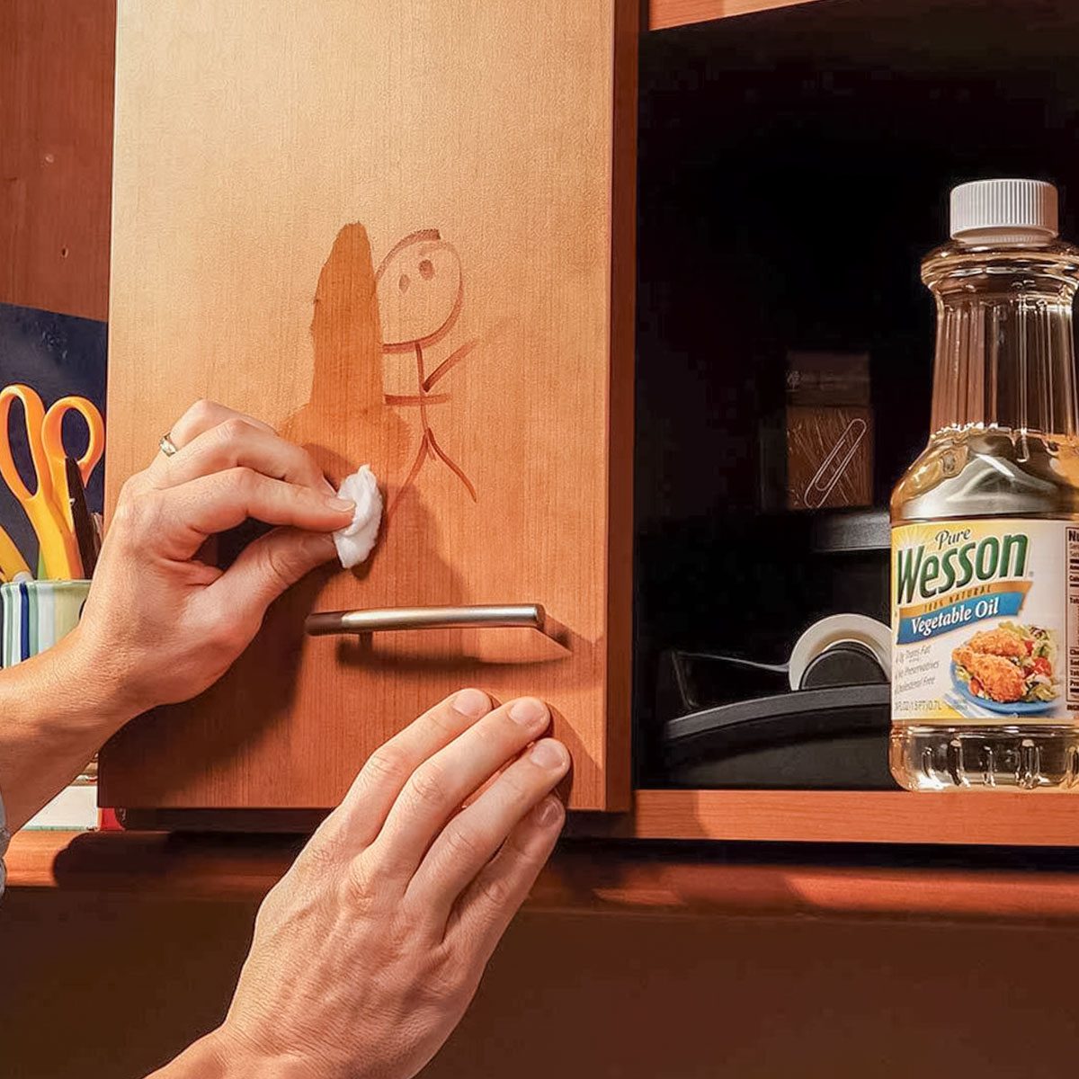 Nettoyage d'une marque de feutre sur une surface en bois.