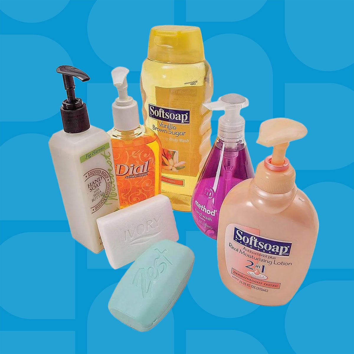 Une main frotte une douche avec une éponge.