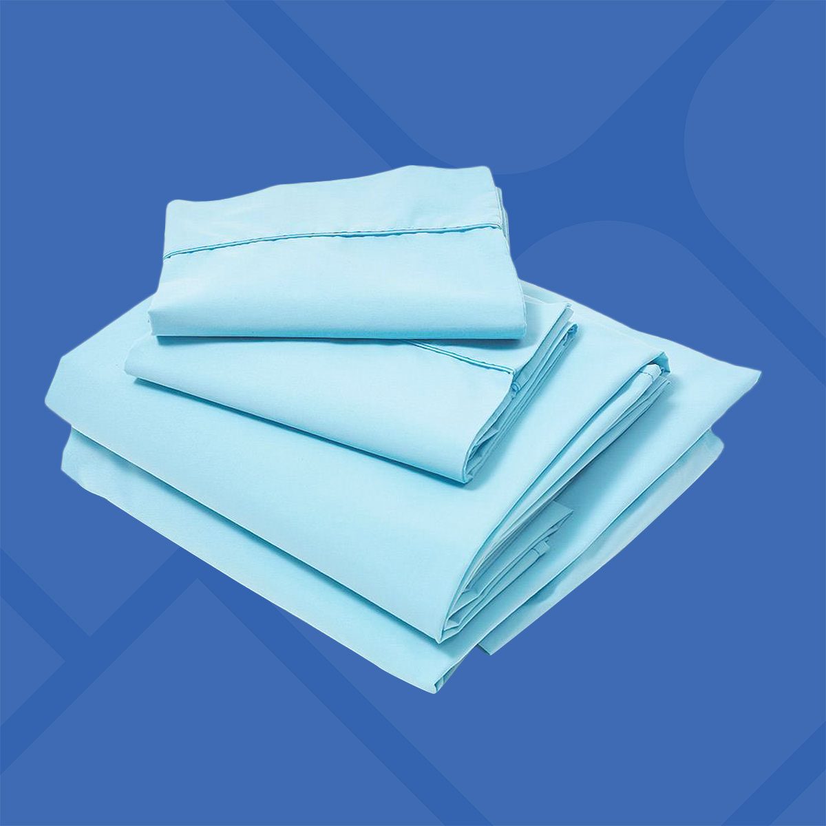 Une personne secoue une couette par la fenêtre.