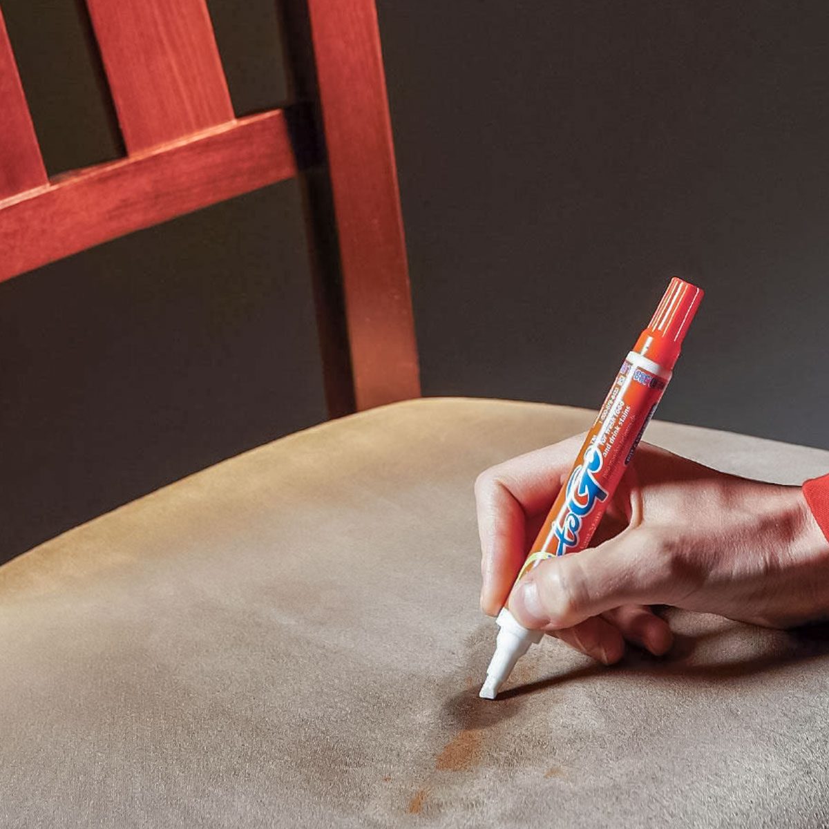 Nettoyage d'une tache sur un tapis.