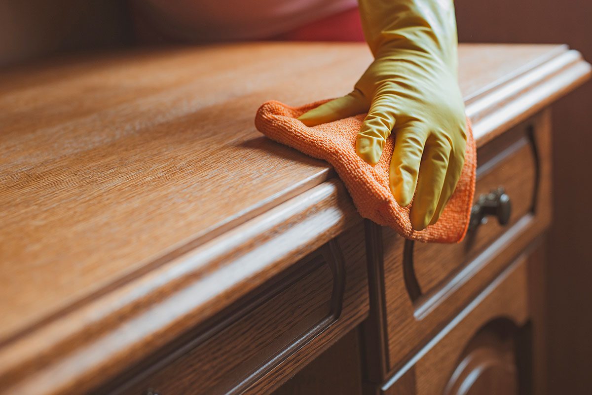 Nettoyage d'un meuble en bois avec un chiffon