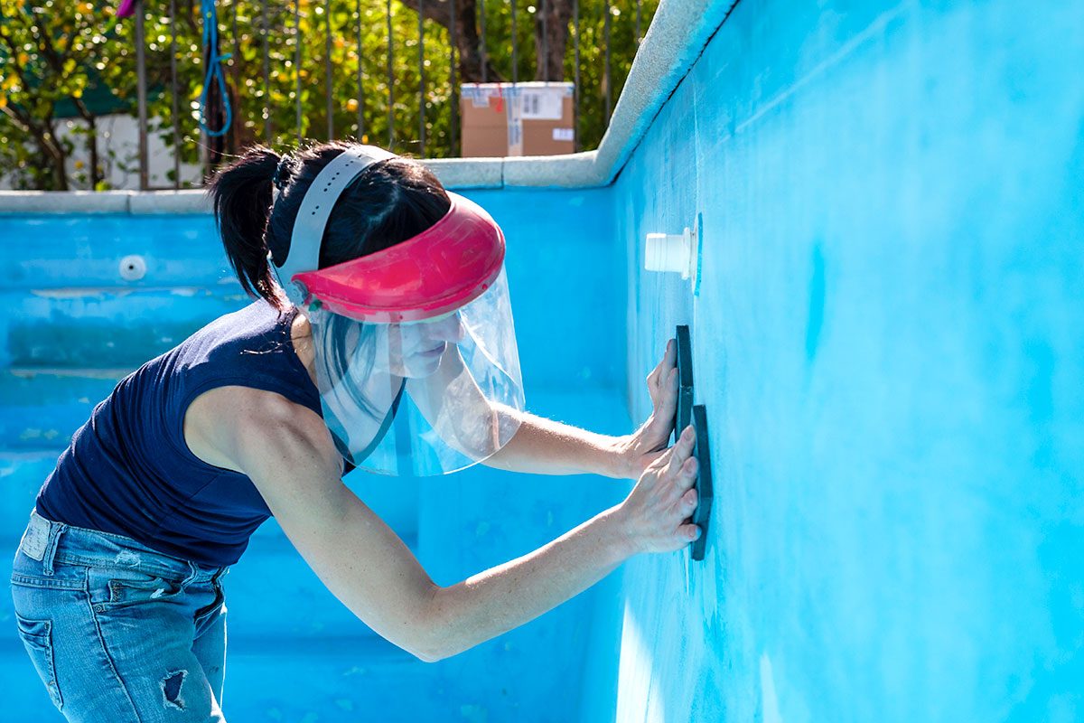 Femme ponçant une piscine
