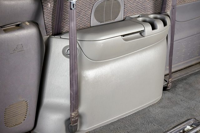 Intérieur de voiture avec un désodorisant suspendu au rétroviseur