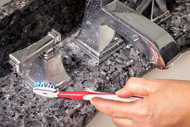 Lavabo de salle de bain en céramique blanche