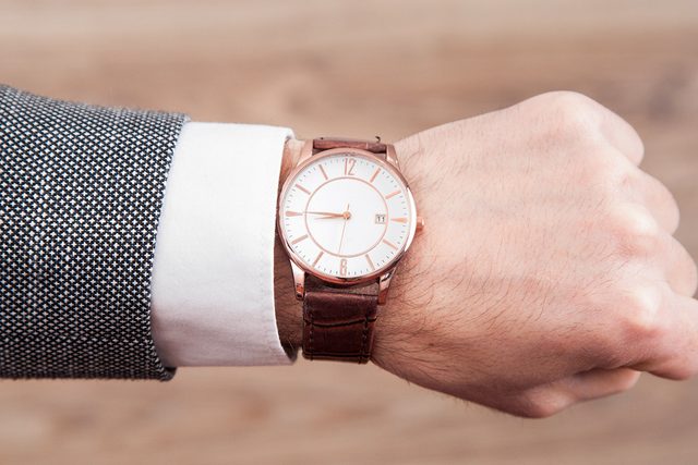 Gros plan d'une montre-bracelet rayée