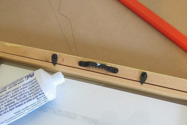 Personne utilisant du dentifrice pour marquer un mur avant de percer