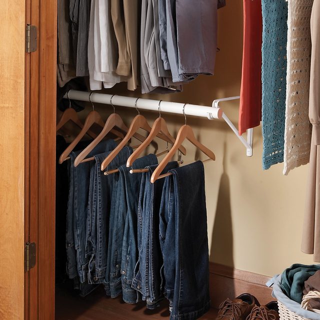 Une deuxième barre de penderie installée sous la première pour doubler l'espace de suspension.