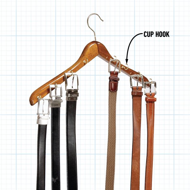 Un cintre en bois équipé de crochets à visser pour suspendre des ceintures.