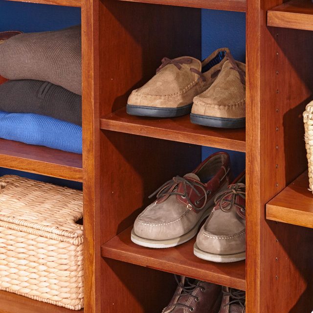 Organisateurs de placard, y compris des boîtes en tissu et des range-chaussures.