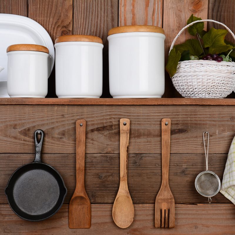 ustensiles de cuisine suspendus au mur