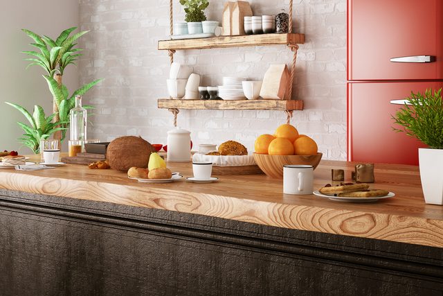 Un plan de travail de cuisine en bois clair et robuste.