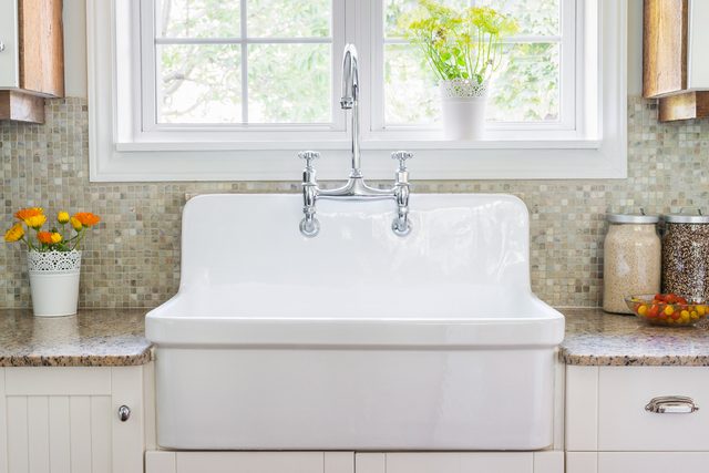 Gros plan sur une crédence de cuisine avec des carreaux à motifs.