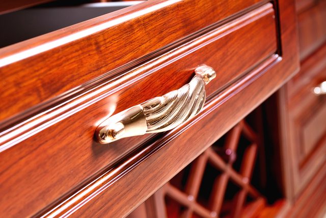 Gros plan sur une poignée de tiroir de cuisine en bois.