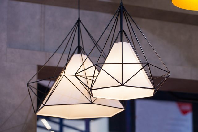 Une cuisine moderne avec des suspensions lumineuses au-dessus de l'îlot central.