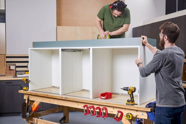 Assemblage de la base de l'îlot sur les caissons retournés.