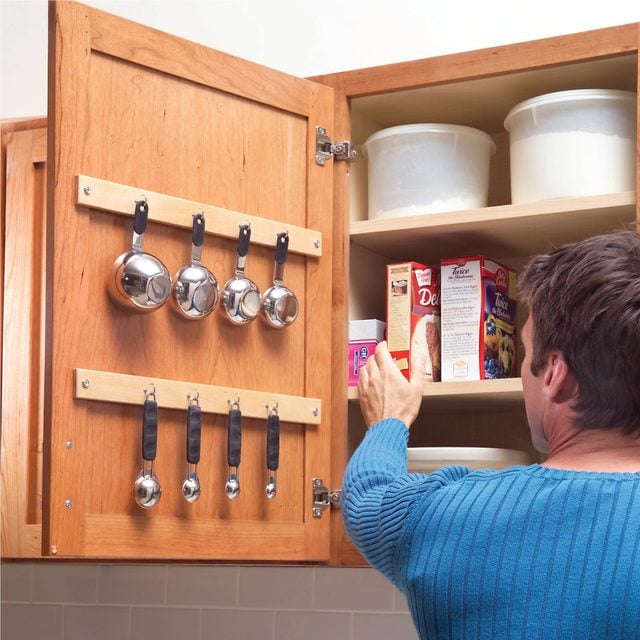 Un pense-bête combinant une surface effaçable et une plaque métallique pour aimants, collé à l'intérieur d'une porte.