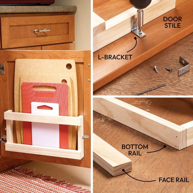 Un petit casier en bois pour ranger des planches à découper, fixé à l'intérieur d'une porte de placard bas.