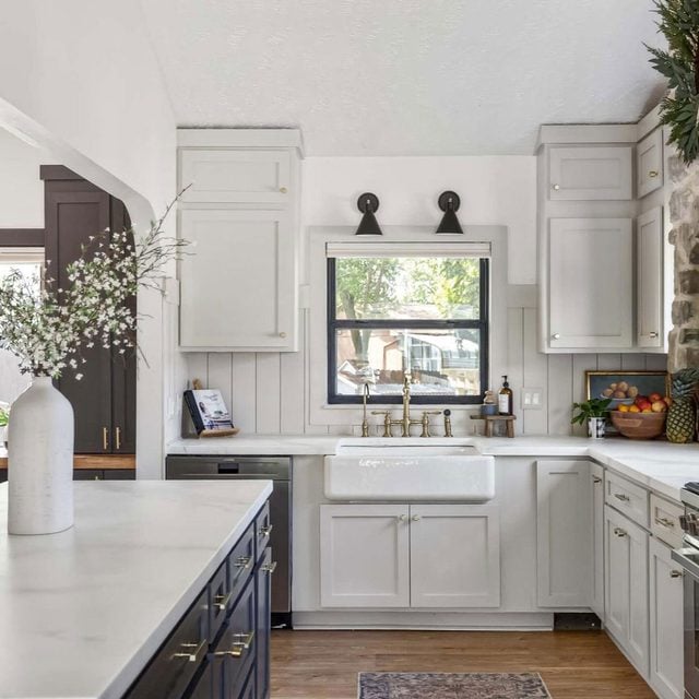 Crédence de cuisine en lambris beige clair, faite maison.