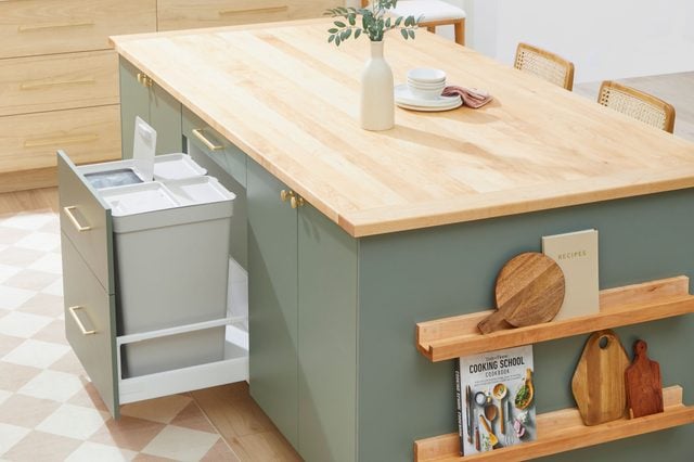 Vue de l'îlot de cuisine terminé et intégré dans une cuisine moderne.