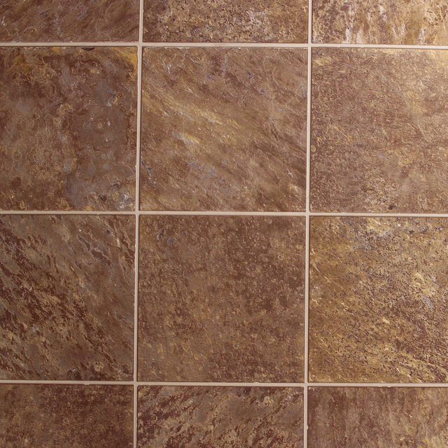 Un sol en lino marron avec un motif texturé.