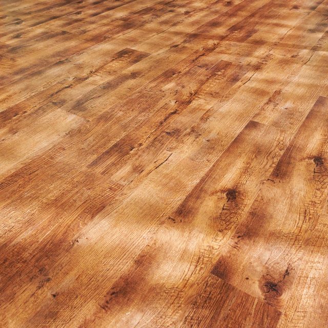 Un sol stratifié imitation bois dans une pièce lumineuse.