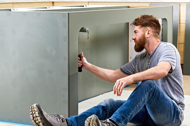 L'îlot de cuisine presque terminé, prêt pour les finitions.