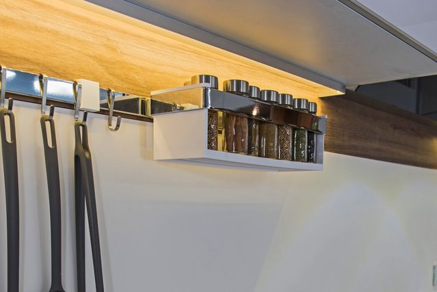 Cuisine moderne avec des rangements optimisés sous les placards.