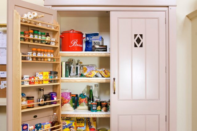Rangement à épices intégré à l'intérieur d'une porte de placard de cuisine.