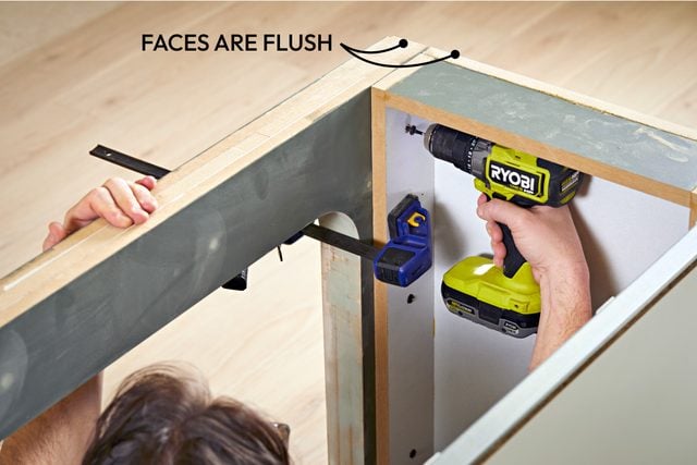 Schéma montrant comment visser l'arche sur les cloisons de soutien.