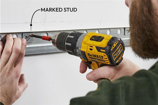 Schéma montrant comment fixer le rail de suspension au mur.