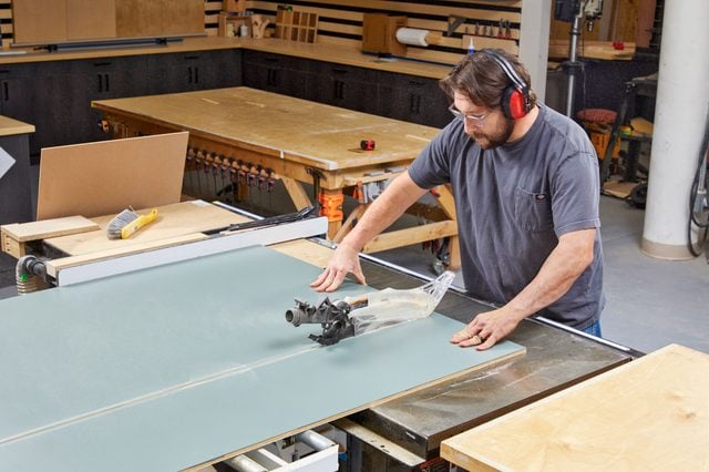 Découpe de planches de bois pour fabriquer les étagères.