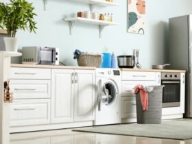 Machine à laver dans une cuisine