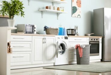 Machine à laver dans une cuisine