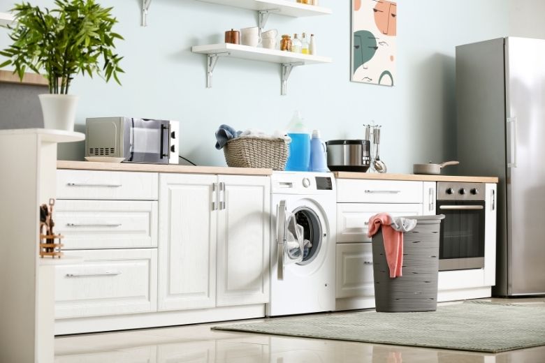 Machine à laver dans une cuisine