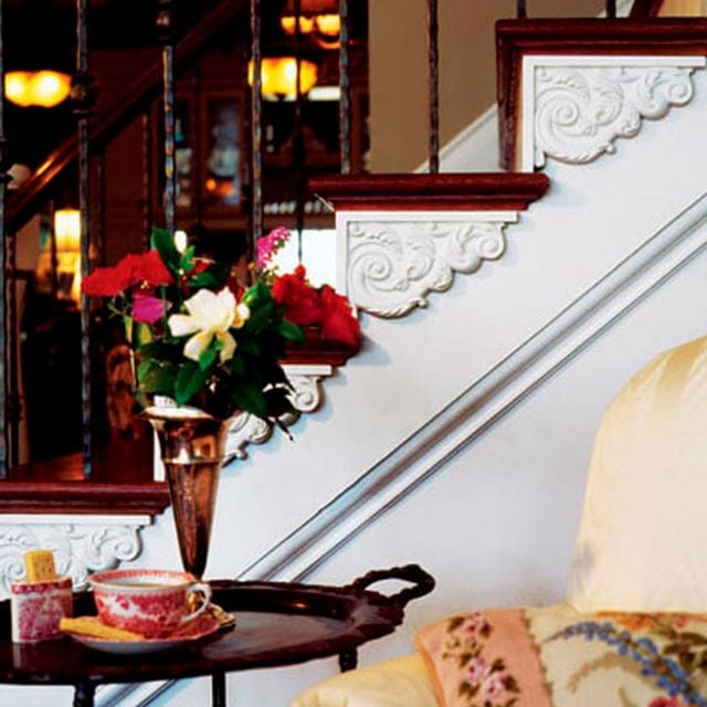 Des ornements décoratifs en bois installés sous le rebord des marches d'un escalier.