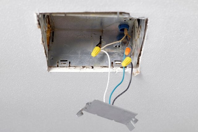 Branchement des fils électriques du nouvel extracteur d'air.