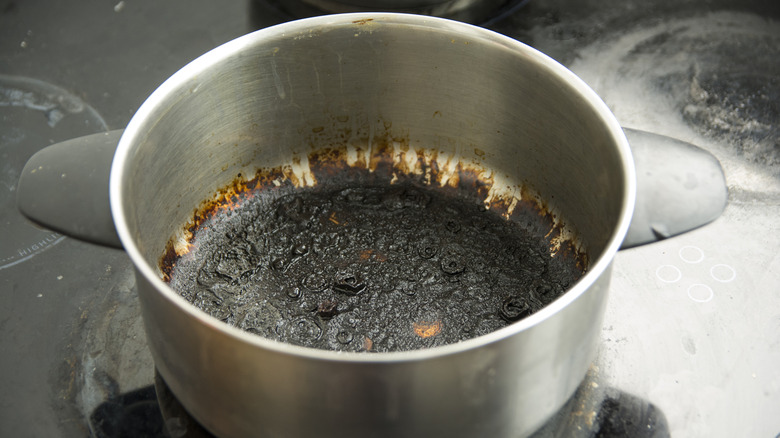 Image 2 : Pot en métal avec fond brûlé