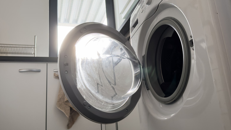 Image 6 : Machine à laver vide avec la porte entrouverte