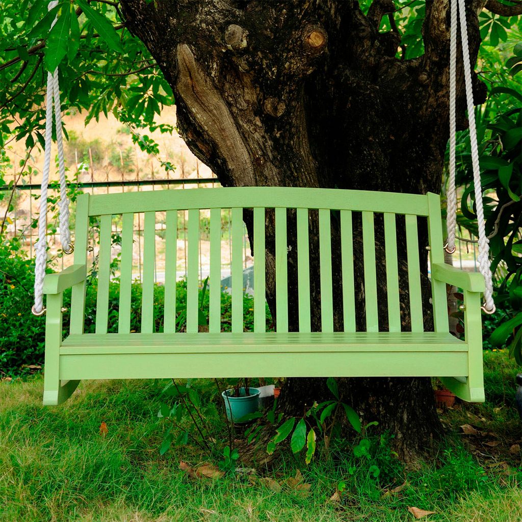 Une balancelle de porche peinte en vert citron vif.