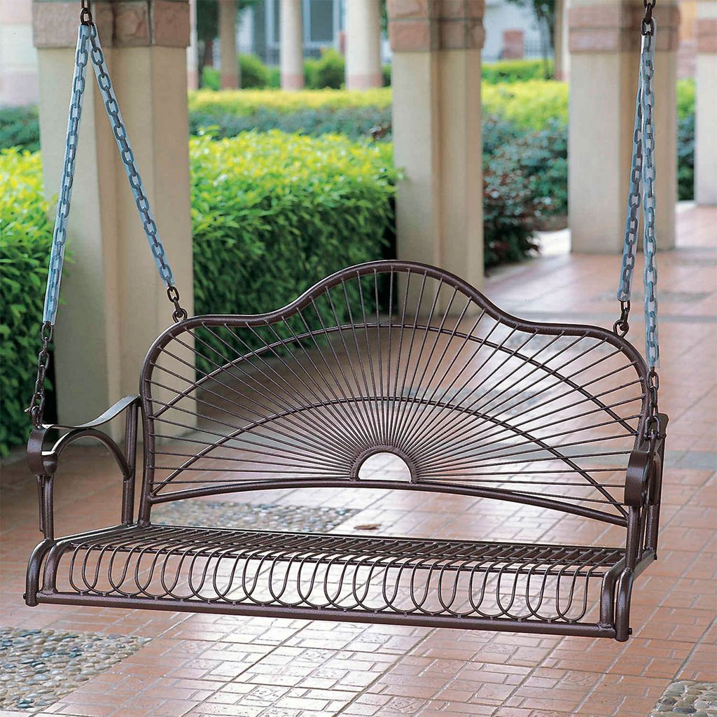 Une balancelle en fer forgé avec des motifs complexes.