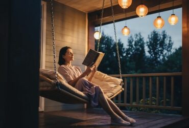 Porche d'entrée : une femme en train de lire son bouquin sur une balancelle
