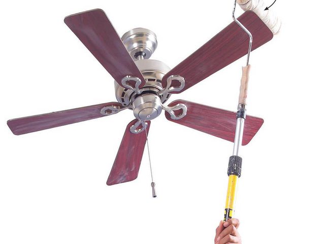 Un plumeau fait maison pour les endroits hauts.